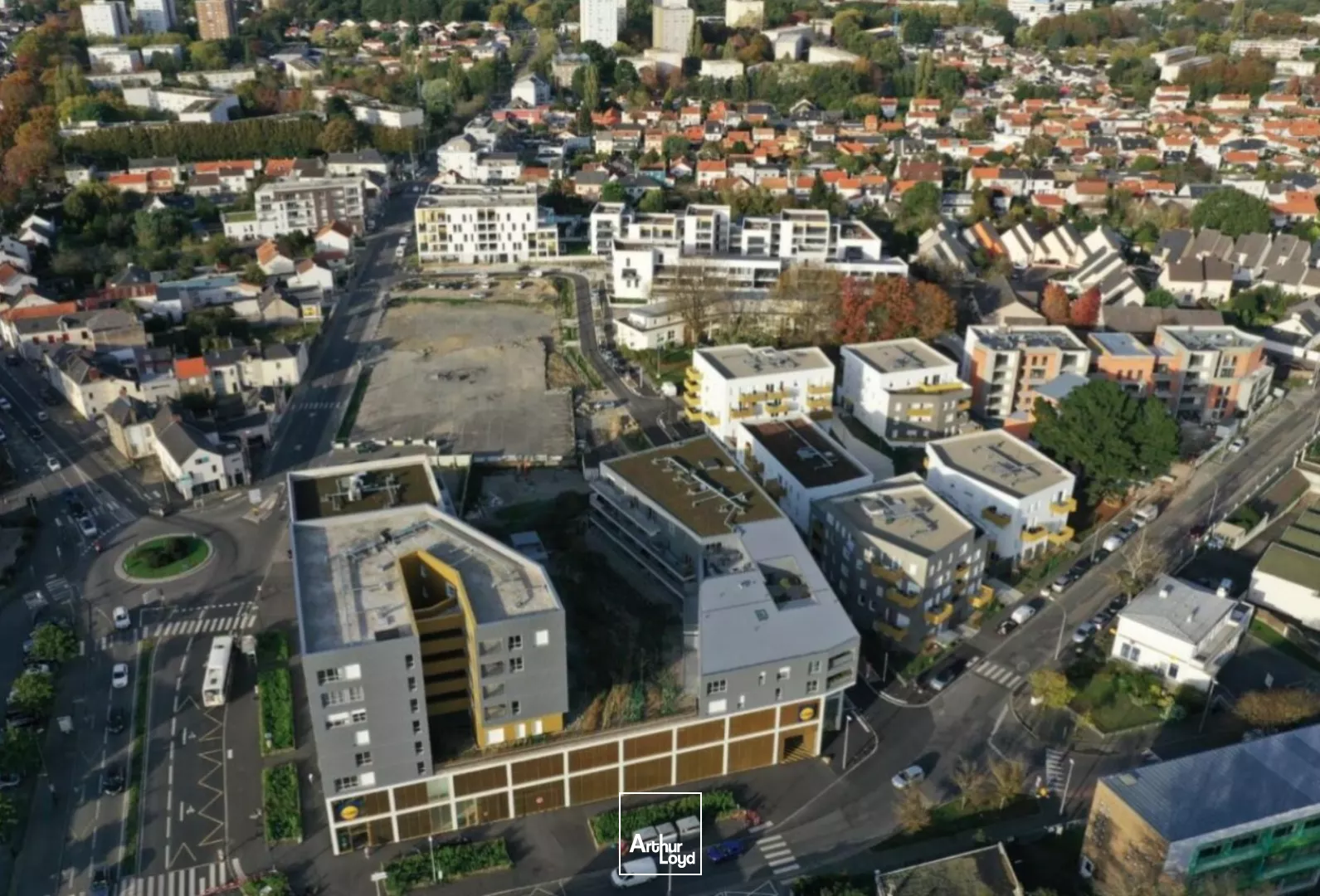 Belles cellules commerciales disponibles à la vente sur l'axe de la route de la chapelle.