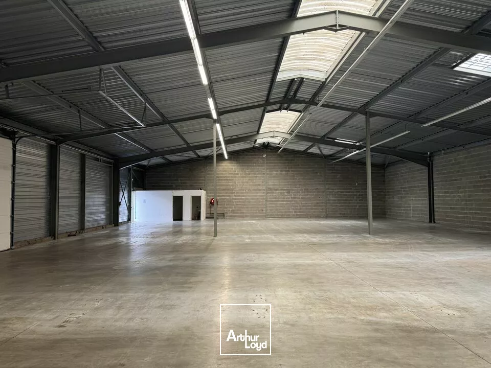 NOTRE DAME D'OE LOCAL D'ACTIVITE A LOUER A VENDRE 1320 M² 