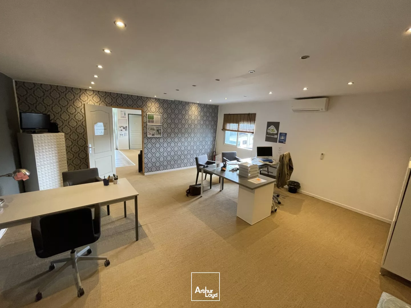 Rare ! Bureaux entre Narbonne et Lézignan-Corbières, le long de la RD6113