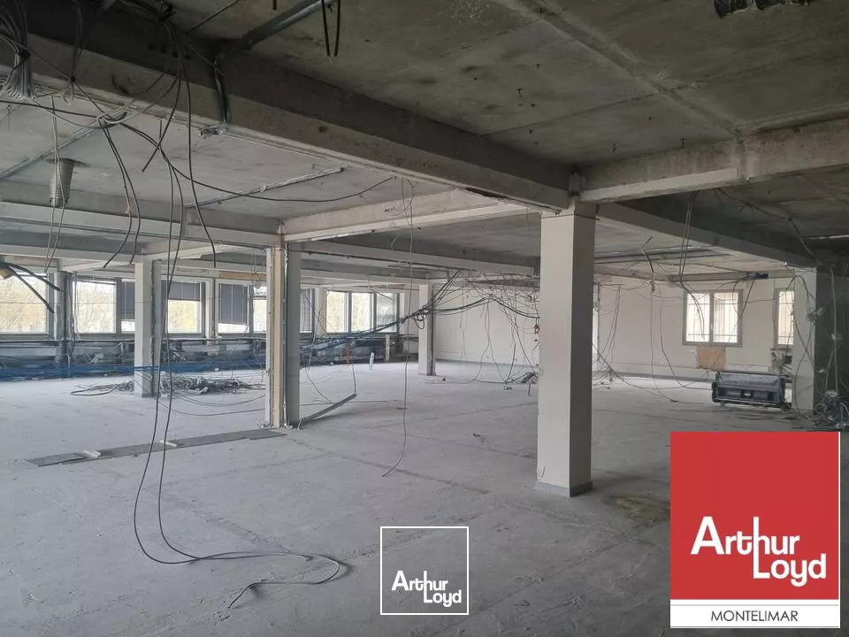MONTELIMAR - CENTRE VILLE - A VENDRE PLATEAUX DE BUREAUX A L'ÉTAGE DE 980 M2 DIVISIBLES