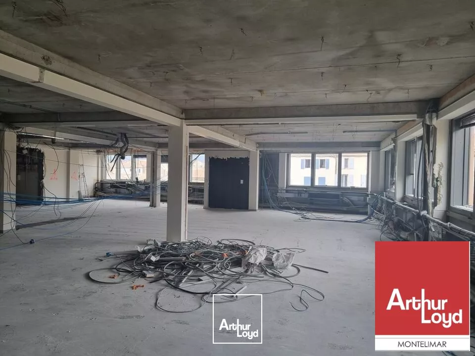 MONTELIMAR - CENTRE VILLE - A VENDRE PLATEAUX DE BUREAUX A L'ÉTAGE DE 980 M2 DIVISIBLES