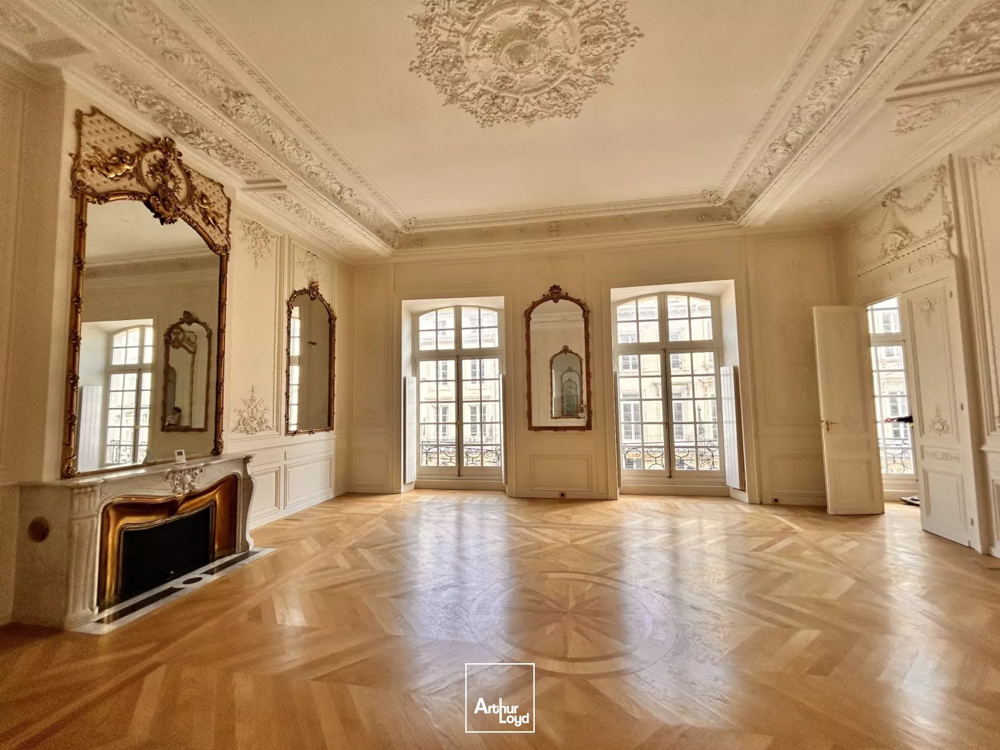 À louer : bureaux classés de 223 m² dans le prestigieux Triangle d'Or de Bordeaux
