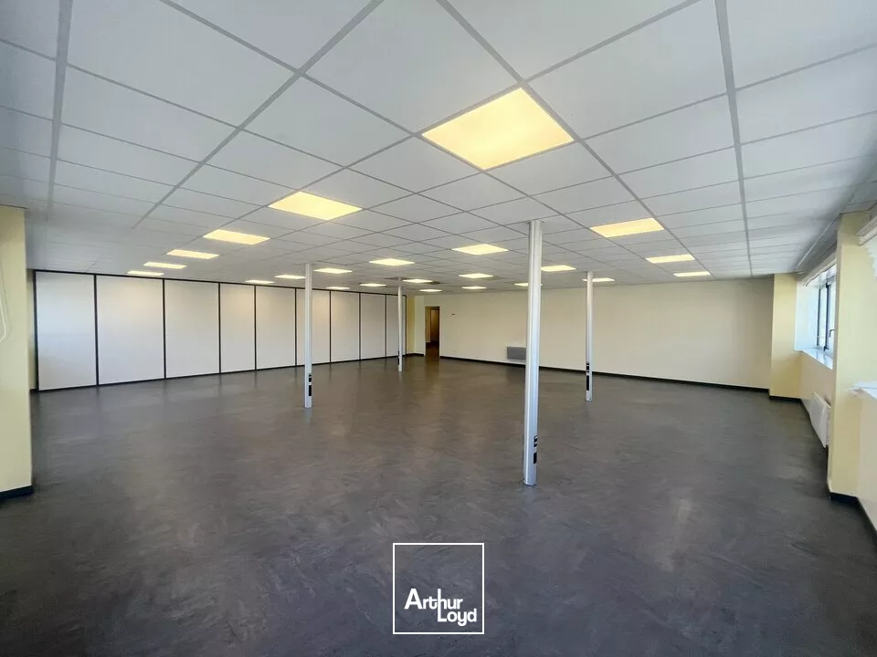 A LOUER Le Havre Quartier sud situé entre la zone portuaire et le quartier saint Nicolas Bureaux 352 m semi cloisonnés avec parkings