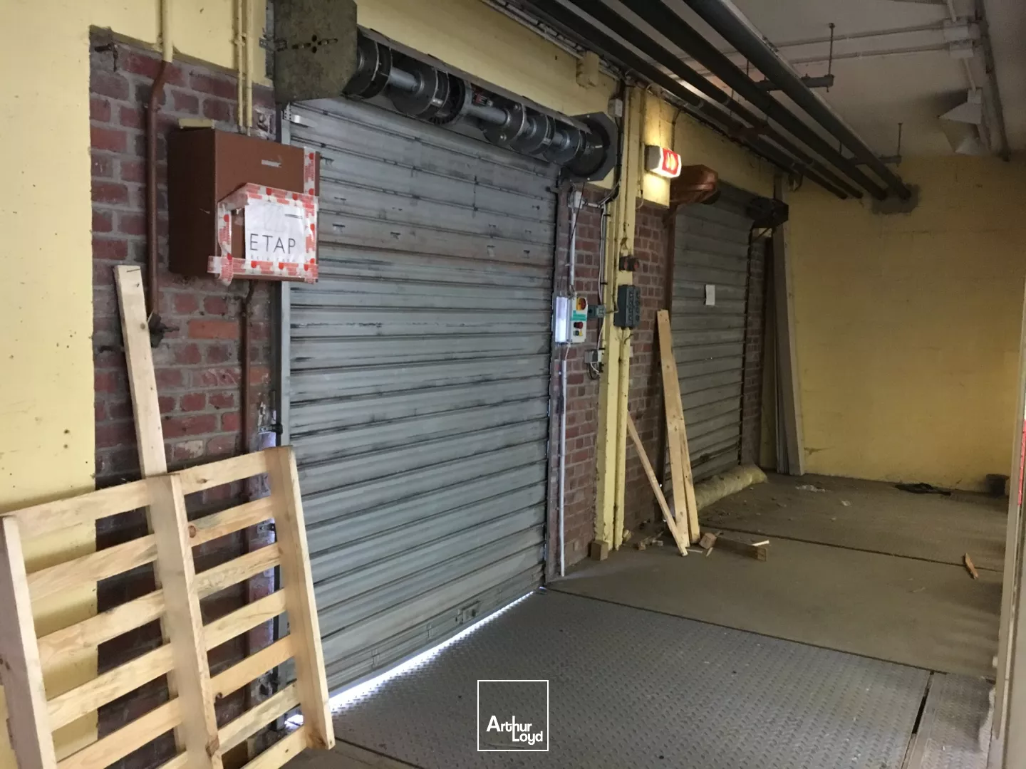 A LOUER - LOCAL DE STOCKAGE DE - 1300 m2 - SAINT-QUENTIN 