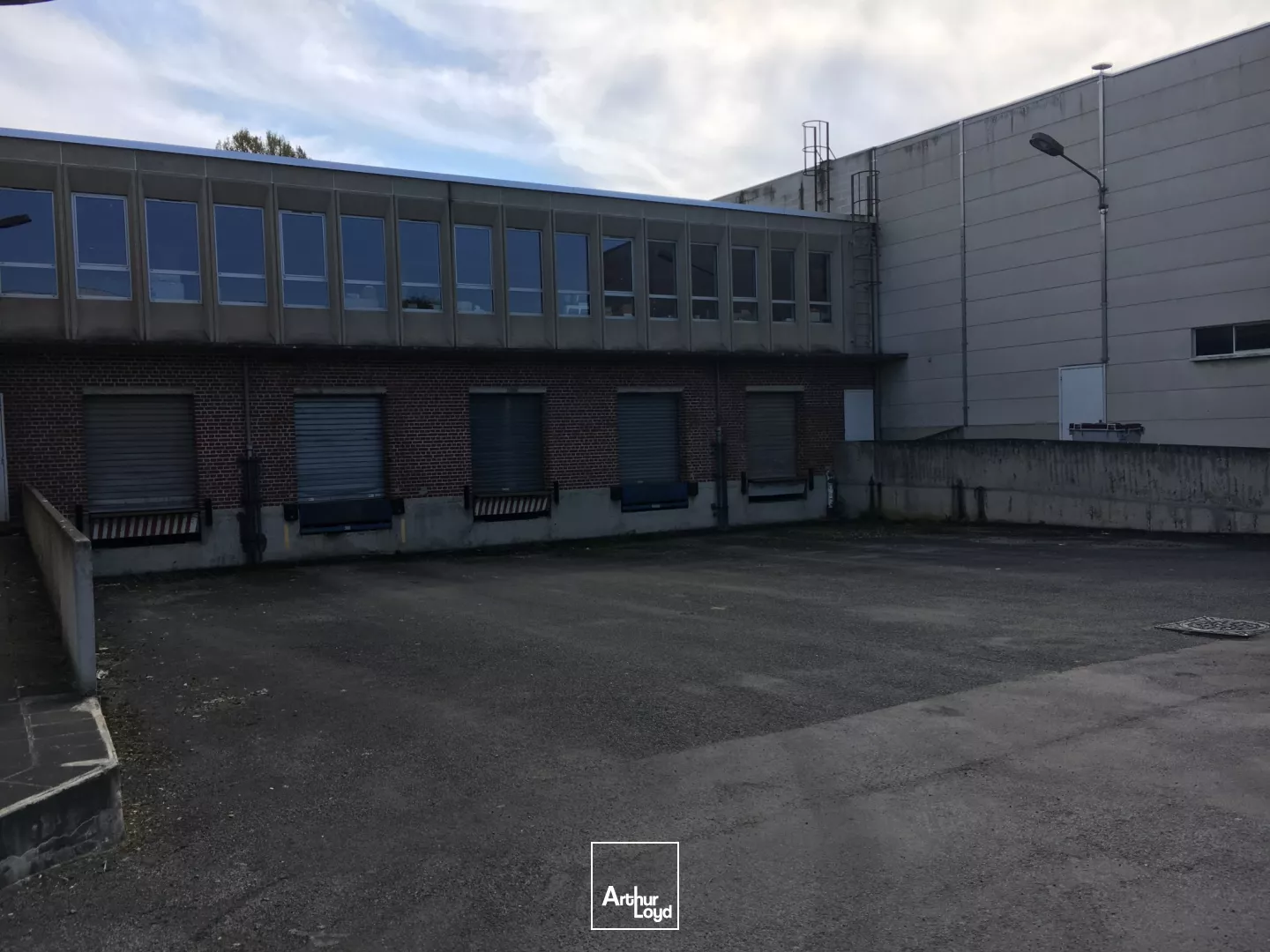 A LOUER - LOCAL DE STOCKAGE DE - 1300 m2 - SAINT-QUENTIN 