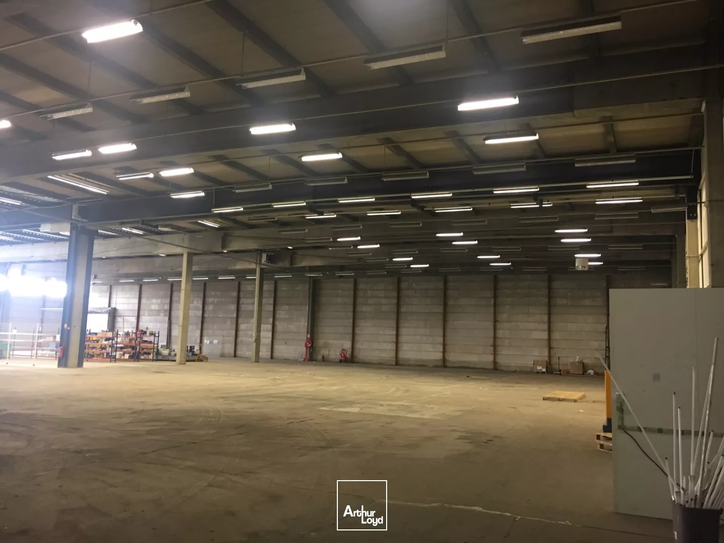 A LOUER - LOCAL DE STOCKAGE DE - 1300 m2 - SAINT-QUENTIN 