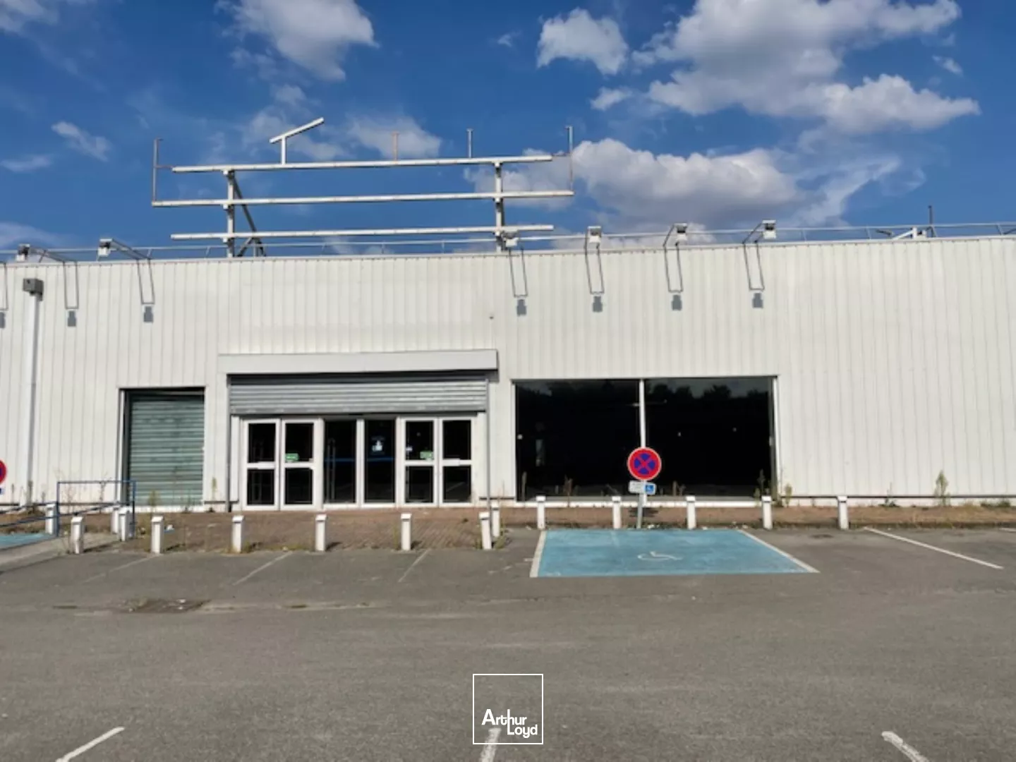 Cellule commerciale de 775 m2 environ, divisible en deux et à louer en zone commerciale à Soissons.