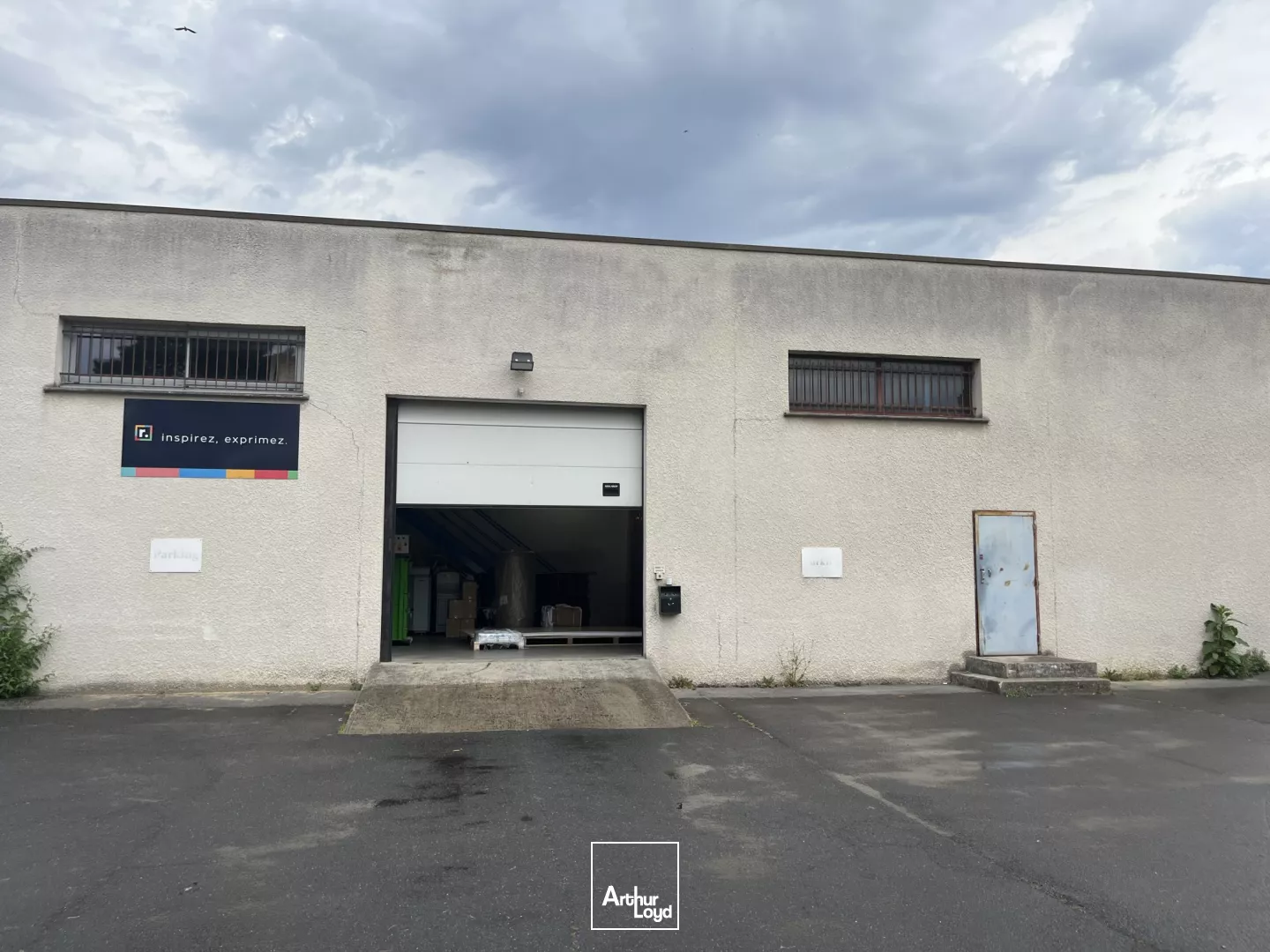 Colombes, bâtiment d'activité indépendant en excellent état, avec double-accès poids lourds