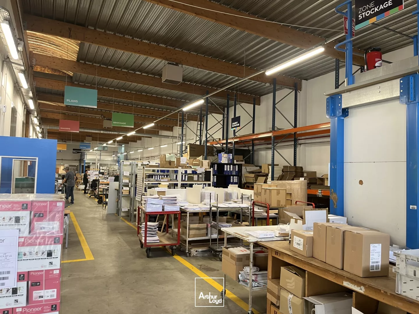 Colombes, bâtiment d'activité indépendant en excellent état, avec double-accès poids lourds