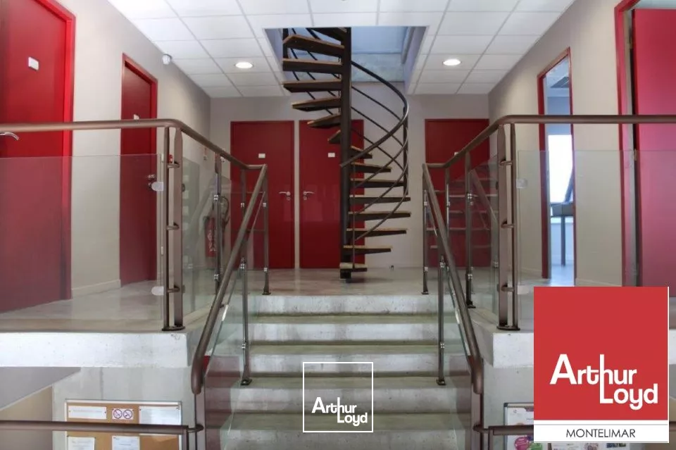 PIERRELATTE - AXE PASSANT - A VENDRE BÂTIMENT A USAGE DE BUREAUX DE 435 M2 AVEC PARKING