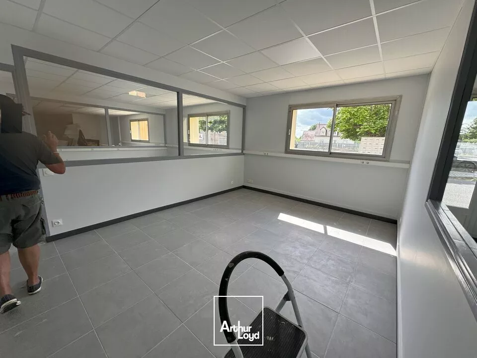 LA RICHE BUREAUX A LOUER 91 M² PROXIMITE PERIPHERIQUE ENSEMBLE CLOS