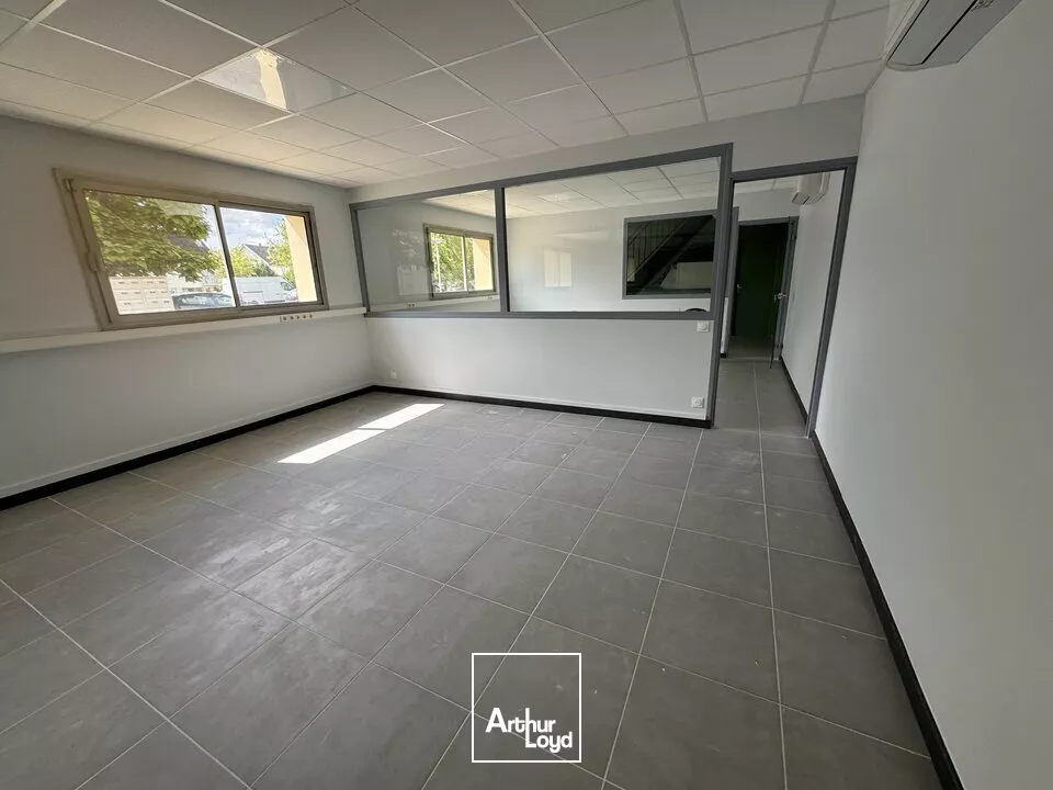 LA RICHE BUREAUX A LOUER 91 M² PROXIMITE PERIPHERIQUE ENSEMBLE CLOS