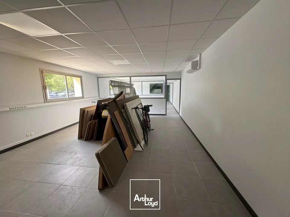 LA RICHE BUREAUX A LOUER 91 M² PROXIMITE PERIPHERIQUE ENSEMBLE CLOS