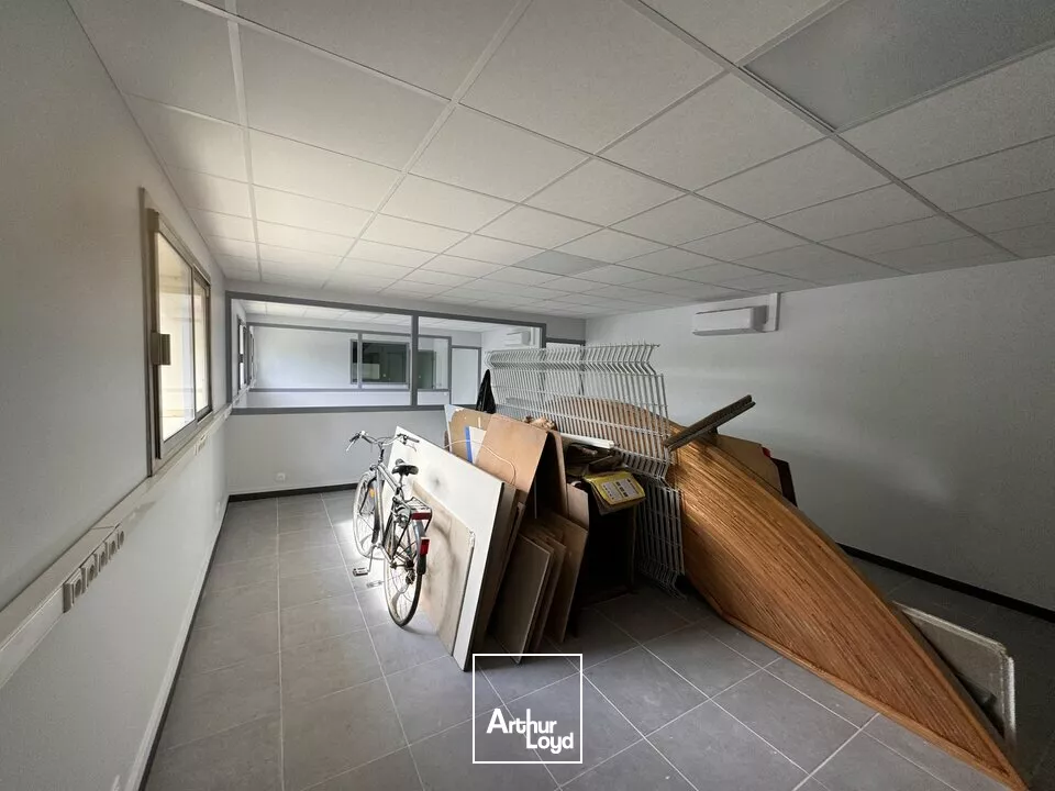 LA RICHE BUREAUX A LOUER 91 M² PROXIMITE PERIPHERIQUE ENSEMBLE CLOS