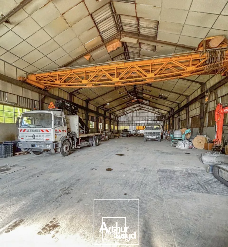 vaste bâtiment de stockage - entrepôt - important hauteur au faitage - impasse - cour attenante 