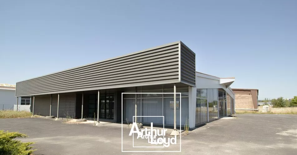 zone de l'aérodrome - vaste parking attenant - proche A20 A89 