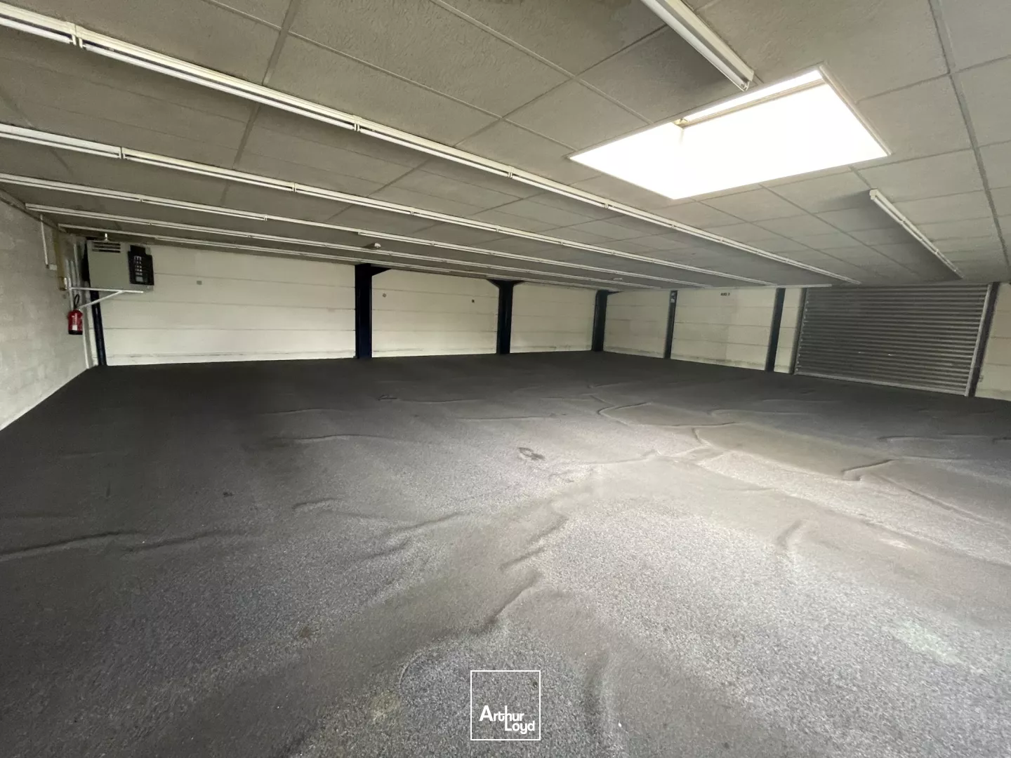 Grand local commercial d'environ 400 m2 à BEAUVAIS 