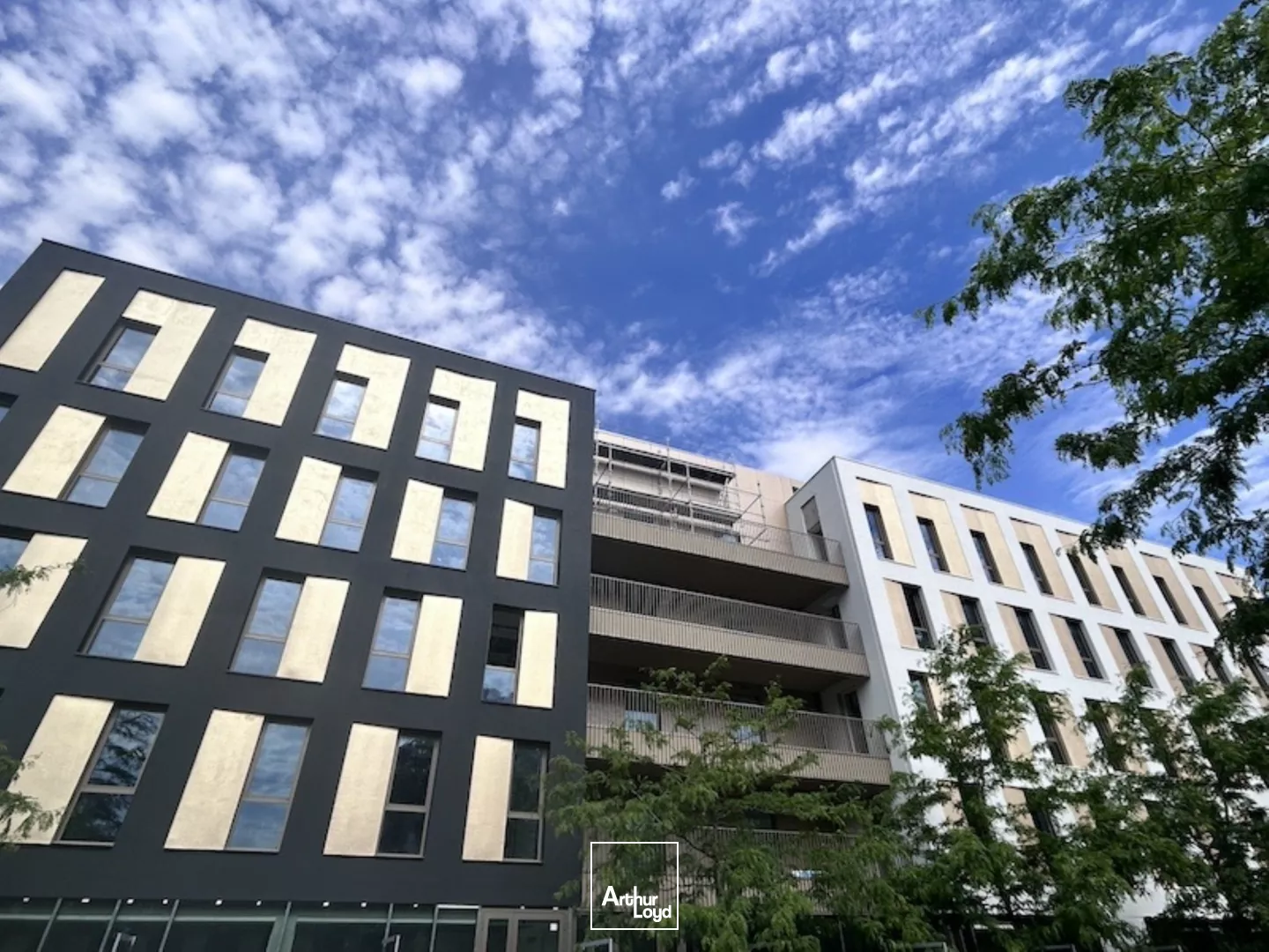 A VENDRE - A LOUER - MACON PROCHE CENTRE VILLE - bureaux neufs aux dernières normes environnementales avec balcons.