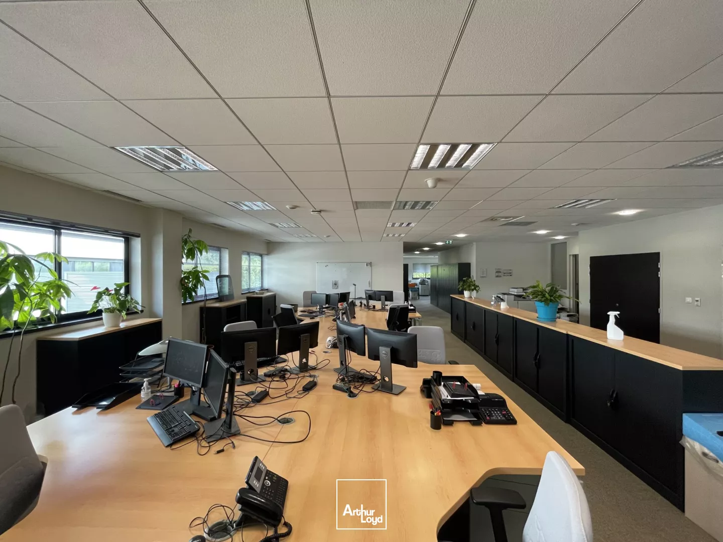 A LOUER BUREAUX À PARTIR DE 616 M2 À LACROIX SAINT OUEN 