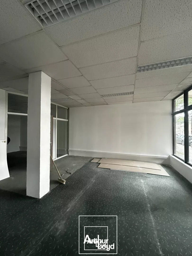 Arthur Loyd vous présente ce plateau de 145m2. Il est situé sur Brive, à toute proximité de Leclerc.