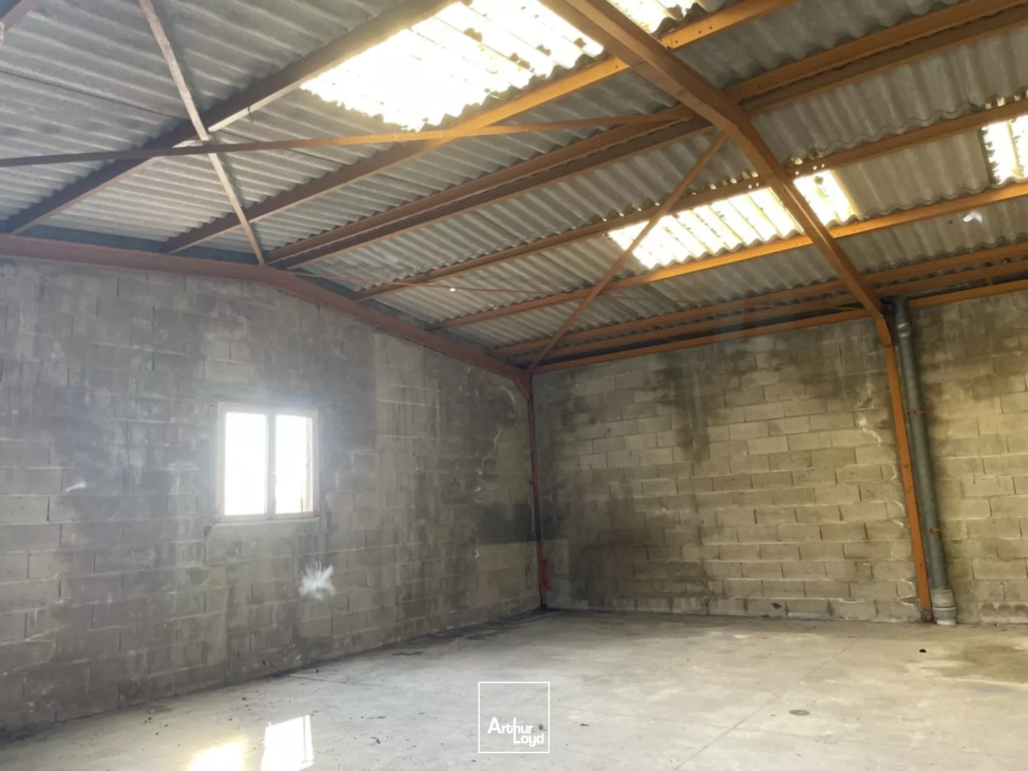 Atelier ou local de stockage de 200 m2 environ à vendre à 15 min de Château-Thierry et Soissons avec cour goudronnée sur un site clos de grillage avec portail électrique neuf.