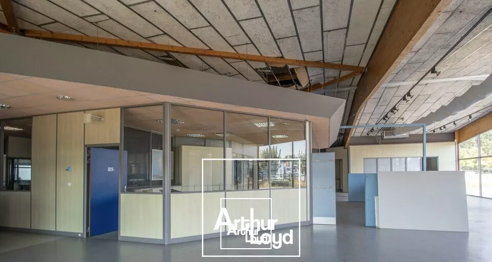 zone de l'aérodrome - vaste parking attenant - proche A20 A89 