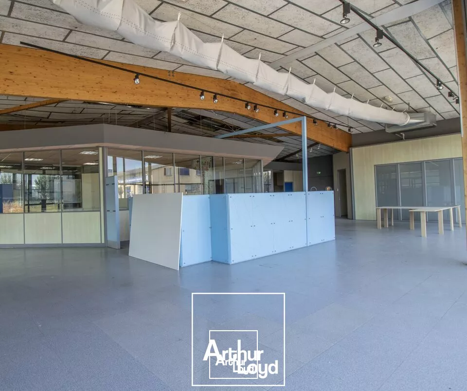 zone de l'aérodrome - vaste parking attenant - proche A20 A89 