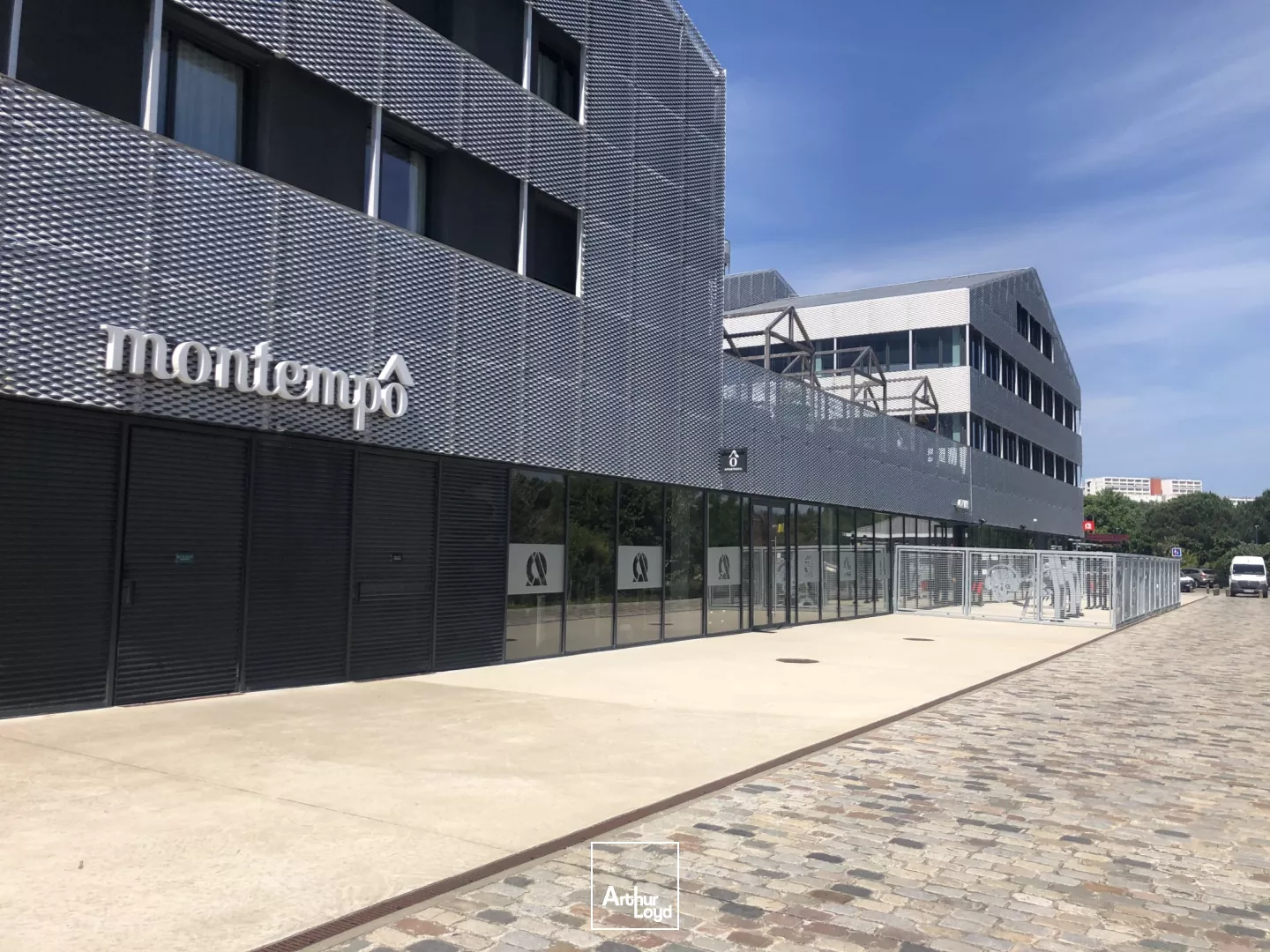 A LOUER - LOCAUX COMMERCIAUX - BORDEAUX