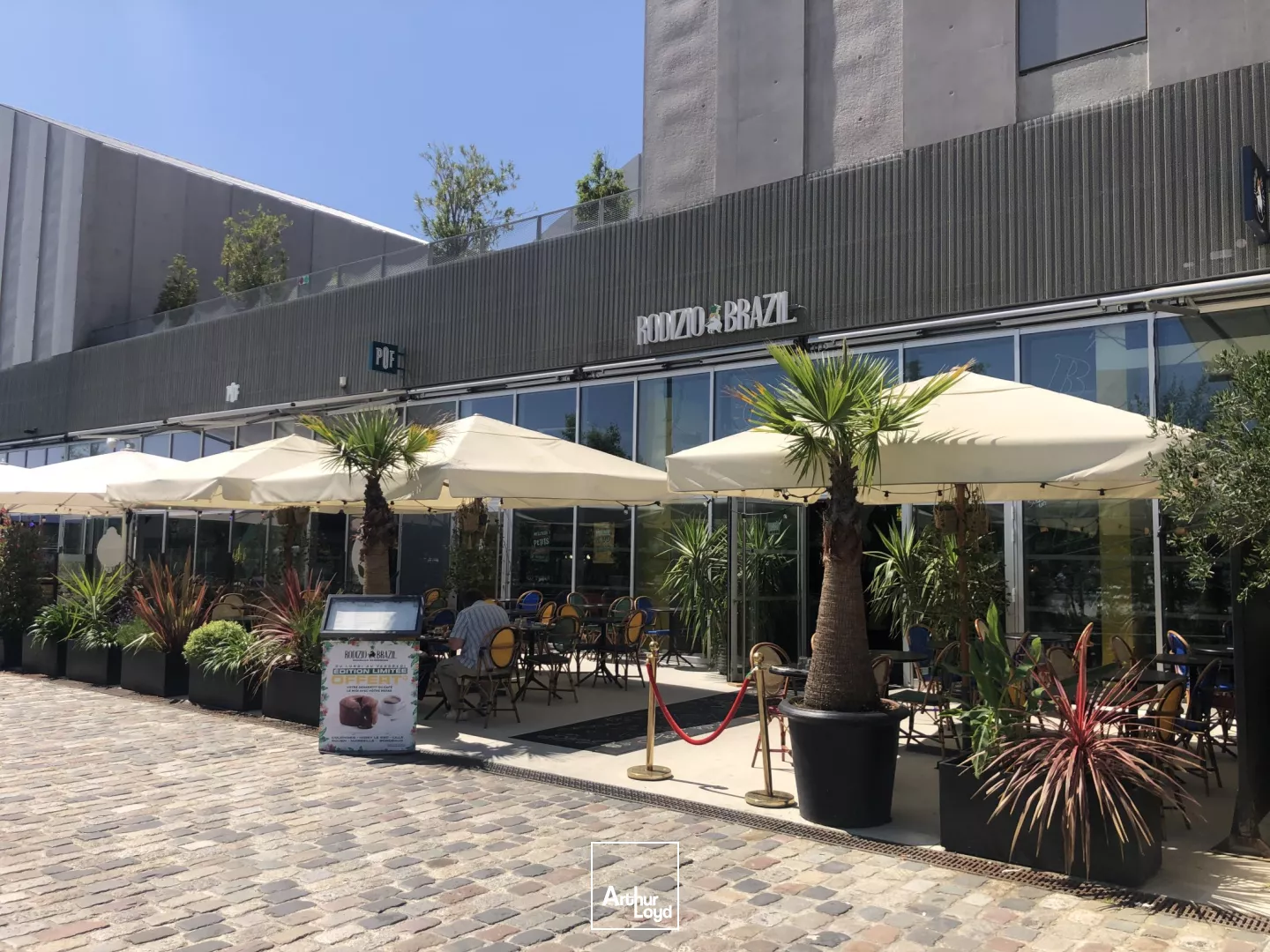 A LOUER - LOCAUX COMMERCIAUX - BORDEAUX