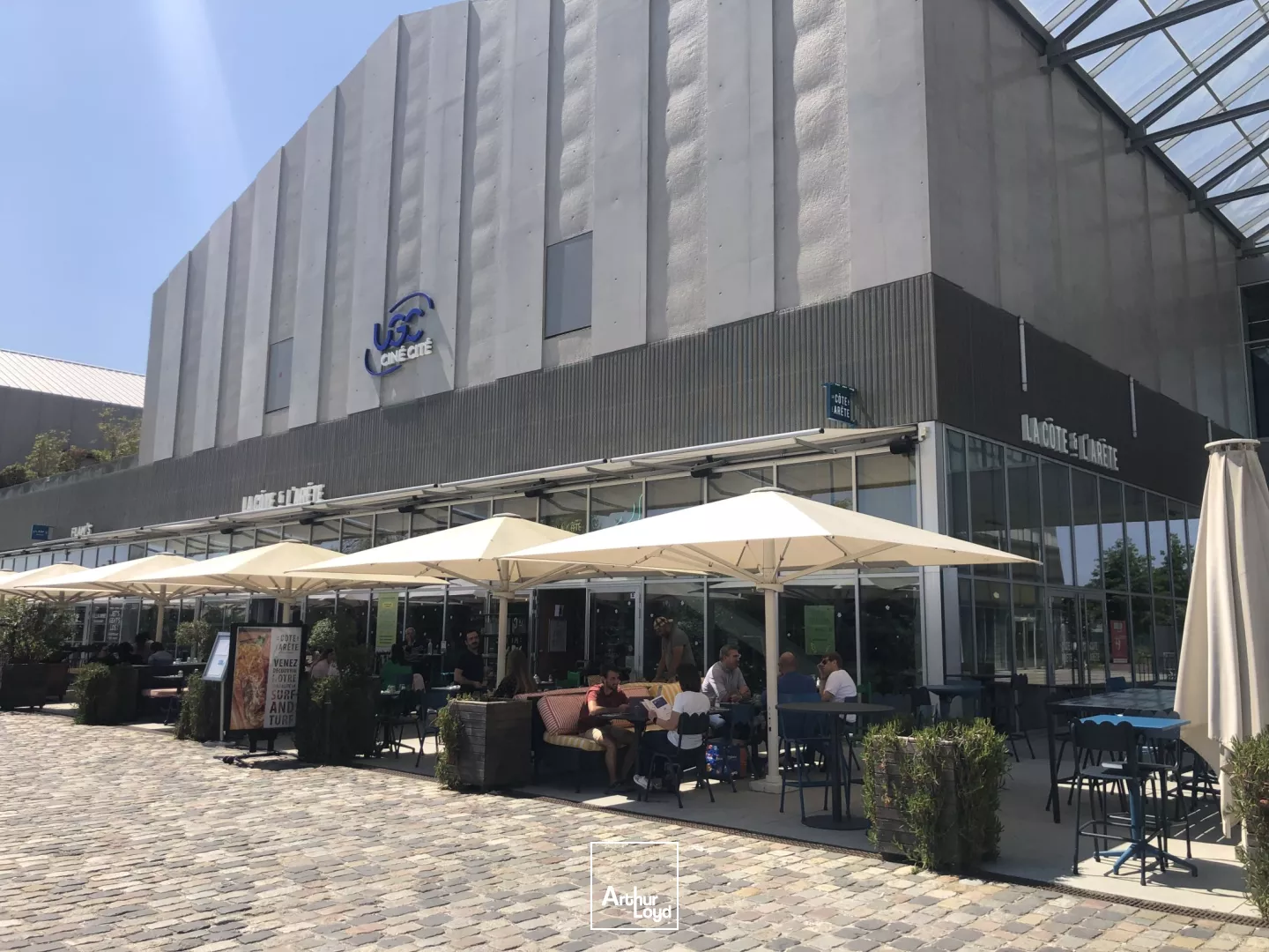 A LOUER - LOCAUX COMMERCIAUX - BORDEAUX