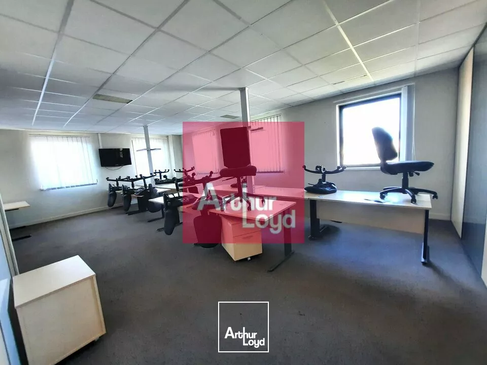 CLERMONT -FERRAND SECTEUR ESTAING CHU A LOUER BUREAUX 3209 M² - DIVISIBLE A PARTIR DE 700 M² - 85 PLACES DE PARKING