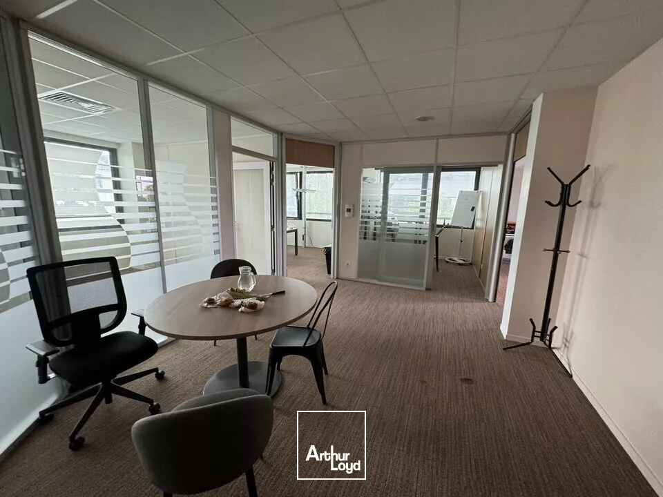 TOURS NORD L'AERONEF - D 910 ET ECHANGEUR A10 - A LOUER BUREAUX DE 145 M² - 1ER ETAGE