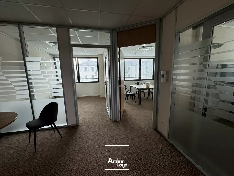 TOURS NORD L'AERONEF - D 910 ET ECHANGEUR A10 - A LOUER BUREAUX DE 145 M² - 1ER ETAGE