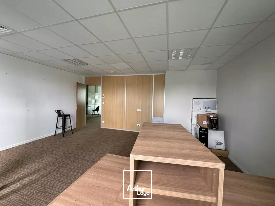 TOURS NORD L'AERONEF - D 910 ET ECHANGEUR A10 - A LOUER BUREAUX DE 145 M² - 1ER ETAGE