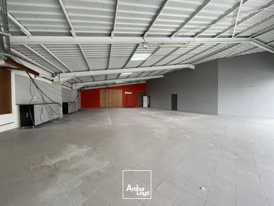 Cellule commerciale d'environ 430m2 avec emplacements de stationnement - sur axe passant situé à Reims Nord-Est 