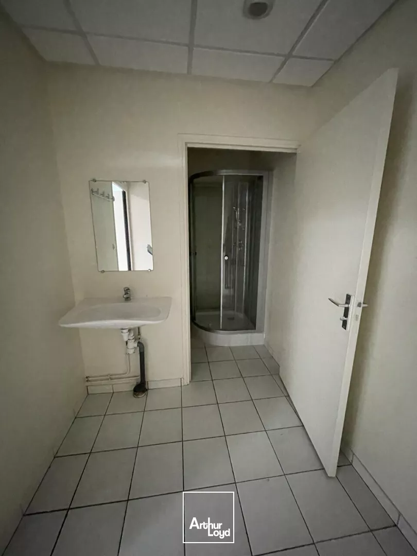 Cellule commerciale d'environ 430m2 avec emplacements de stationnement - sur axe passant situé à Reims Nord-Est 