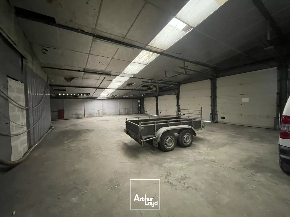 Cellule commerciale d'environ 430m2 avec emplacements de stationnement - sur axe passant situé à Reims Nord-Est 