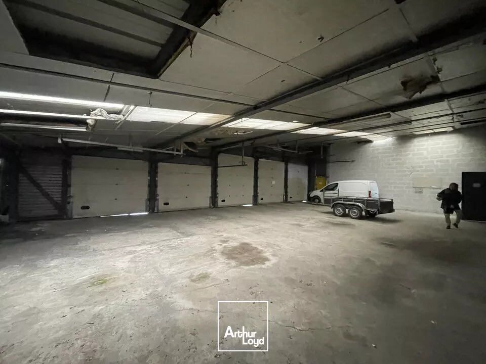 Cellule commerciale d'environ 430m2 avec emplacements de stationnement - sur axe passant situé à Reims Nord-Est 