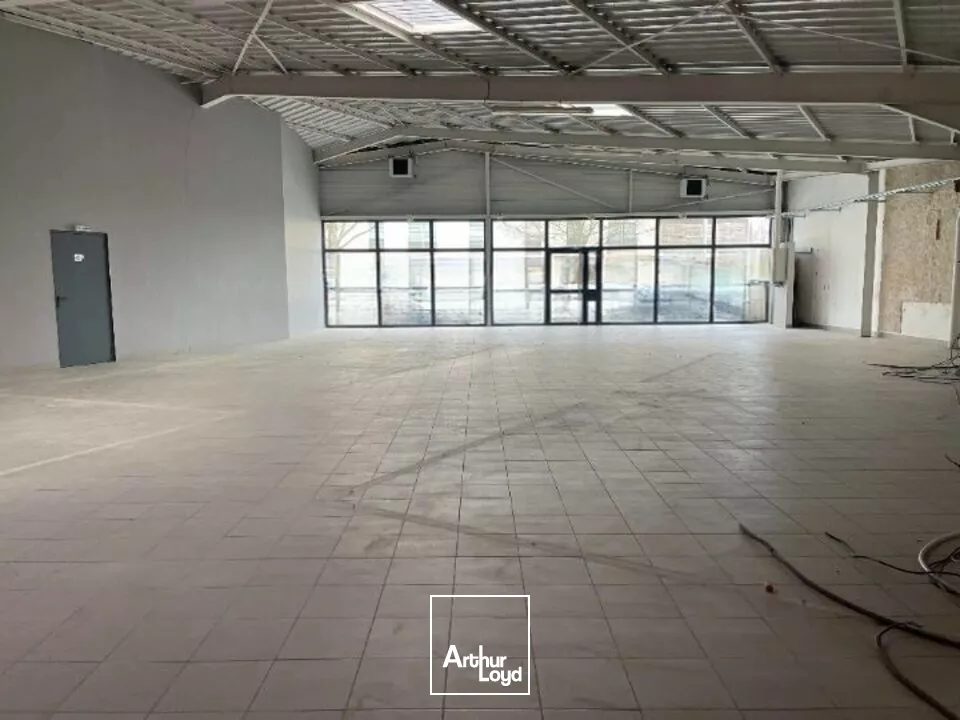 Cellule commerciale d'environ 430m2 avec emplacements de stationnement - sur axe passant situé à Reims Nord-Est 