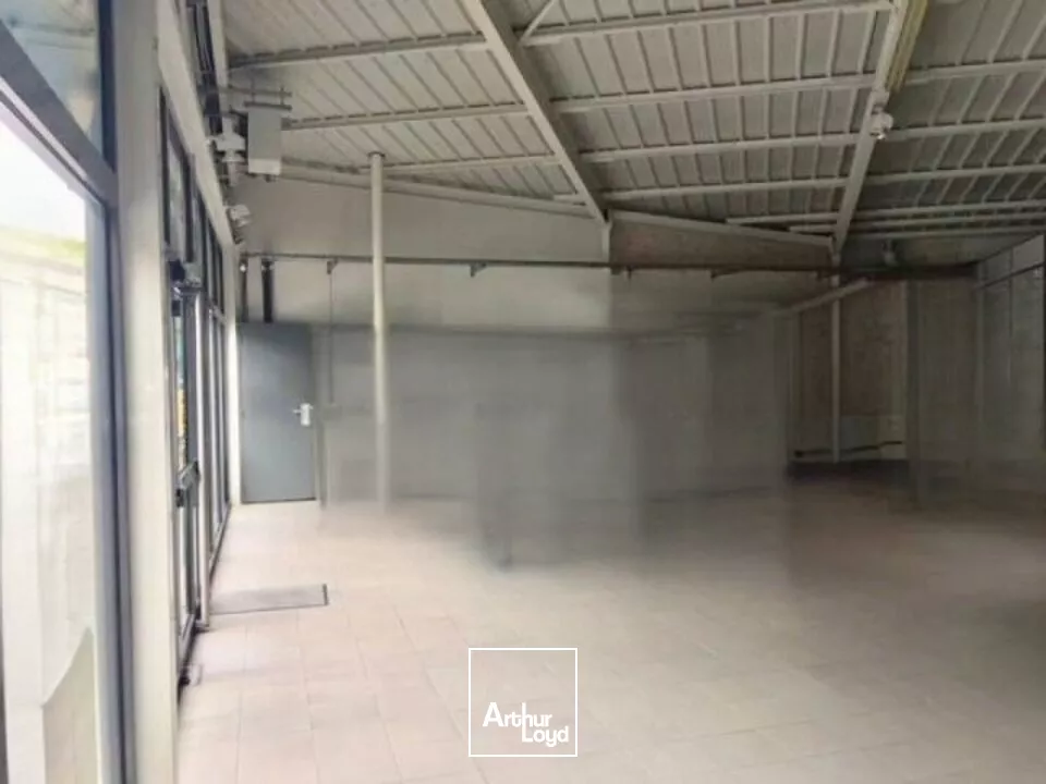 Cellule commerciale d'environ 430m2 avec emplacements de stationnement - sur axe passant situé à Reims Nord-Est 