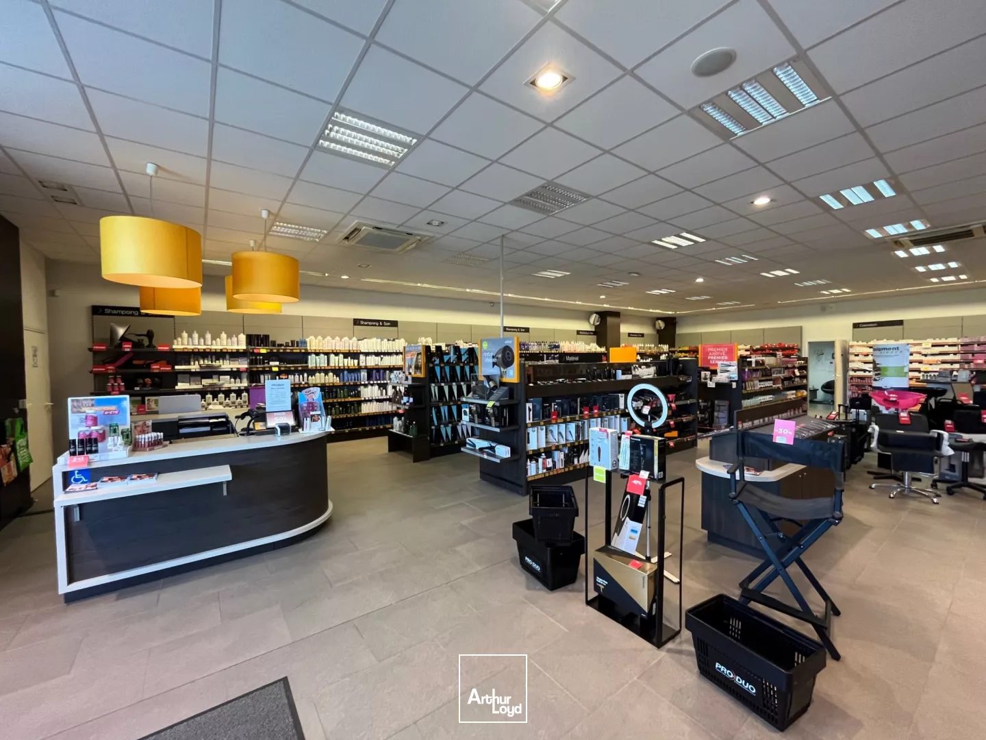 MACON SUD - LOCAL COMMERCIAL A LOUER - EXCELLENTE VISIBILITÉ SUR LA ROUTE NATIONALE