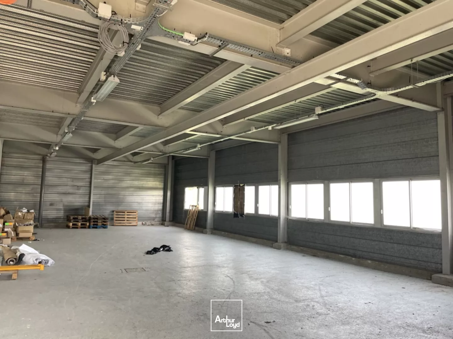 Nouveauté - Locaux d'activité de 1500 m2 environ à la location, à 15 min entre Soissons et Château-Thierry. Parking VL, accès PL et cour extérieure. Site clôturé avec portail él...