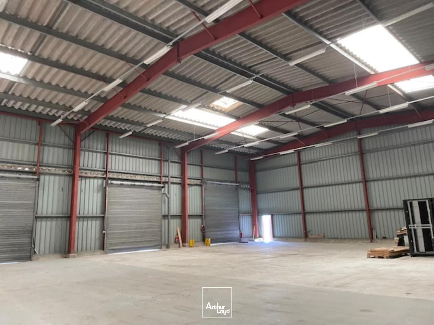 Nouveauté - Locaux d'activité de 1500 m2 environ à la location, à 15 min entre Soissons et Château-Thierry. Parking VL, accès PL et cour extérieure. Site clôturé avec portail él...