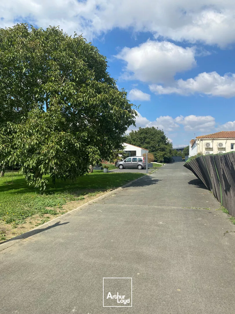 A vendre Local d'activité Sainte Soulle sur terrain de 3600m²