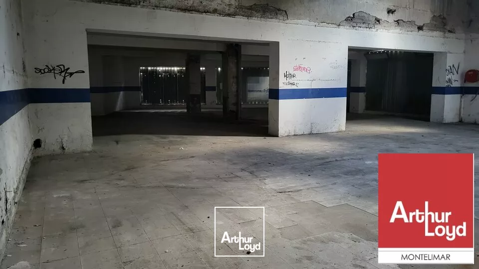 A SAISIR - MONTÉLIMAR - PROCHE CENTRE VILLE - DANS UN ENSEMBLE IMMOBILIER - LOCAUX A USAGE DE COMMERCE LIVRES BRUT - DIVISIBLES À PARTIR DE 84 M2 AVEC PLACES DE PARKING ATTENANTES