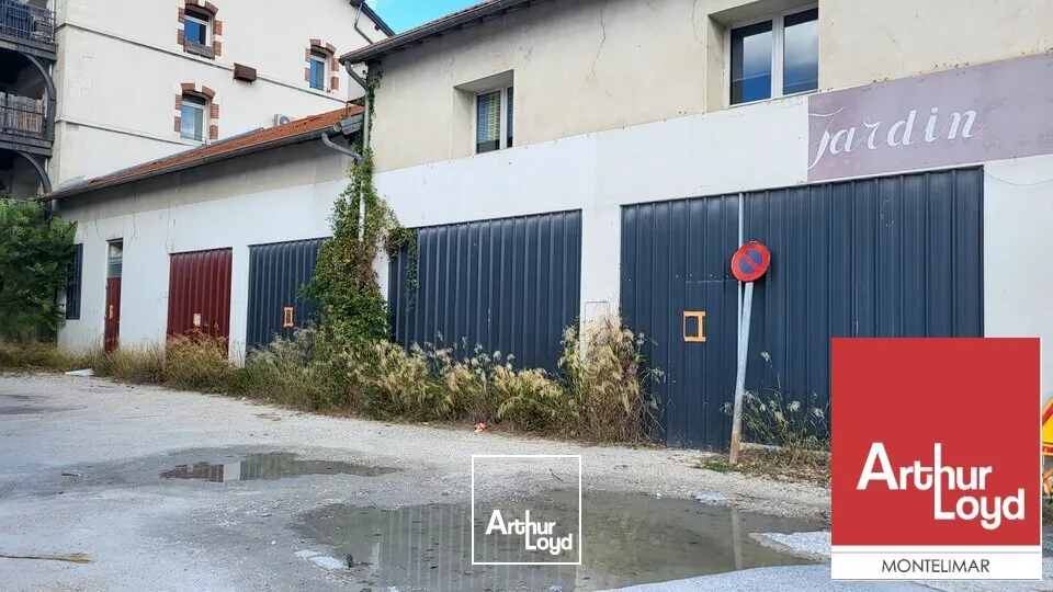 A SAISIR - MONTÉLIMAR - PROCHE CENTRE VILLE - DANS UN ENSEMBLE IMMOBILIER - LOCAUX A USAGE DE COMMERCE LIVRES BRUT - DIVISIBLES À PARTIR DE 84 M2 AVEC PLACES DE PARKING ATTENANTES