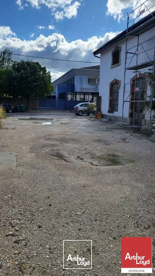 A SAISIR - MONTÉLIMAR - PROCHE CENTRE VILLE - DANS UN ENSEMBLE IMMOBILIER - LOCAUX A USAGE DE COMMERCE LIVRES BRUT - DIVISIBLES À PARTIR DE 84 M2 AVEC PLACES DE PARKING ATTENANTES