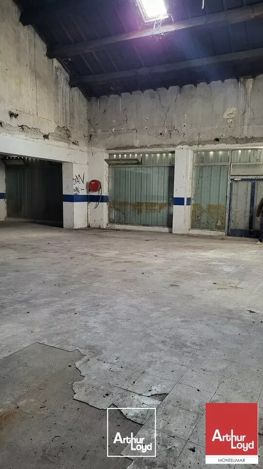 A SAISIR - MONTÉLIMAR - PROCHE CENTRE VILLE - DANS UN ENSEMBLE IMMOBILIER - LOCAUX A USAGE DE COMMERCE LIVRES BRUT - DIVISIBLES À PARTIR DE 84 M2 AVEC PLACES DE PARKING ATTENANTES