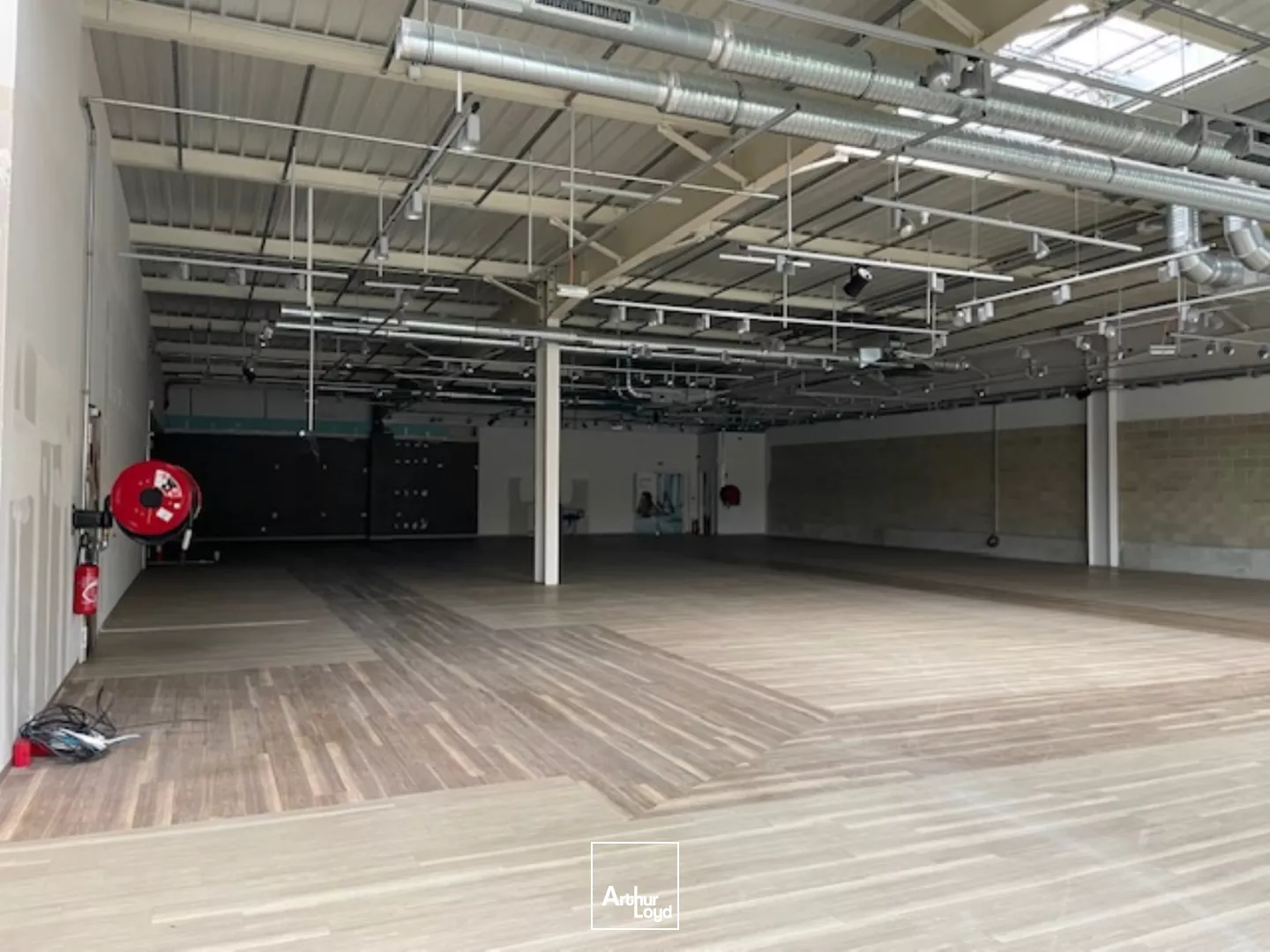 CELLULE COMMERCIALE - 735 m2 - A LOUER - RETAIL PARK SOISSONS