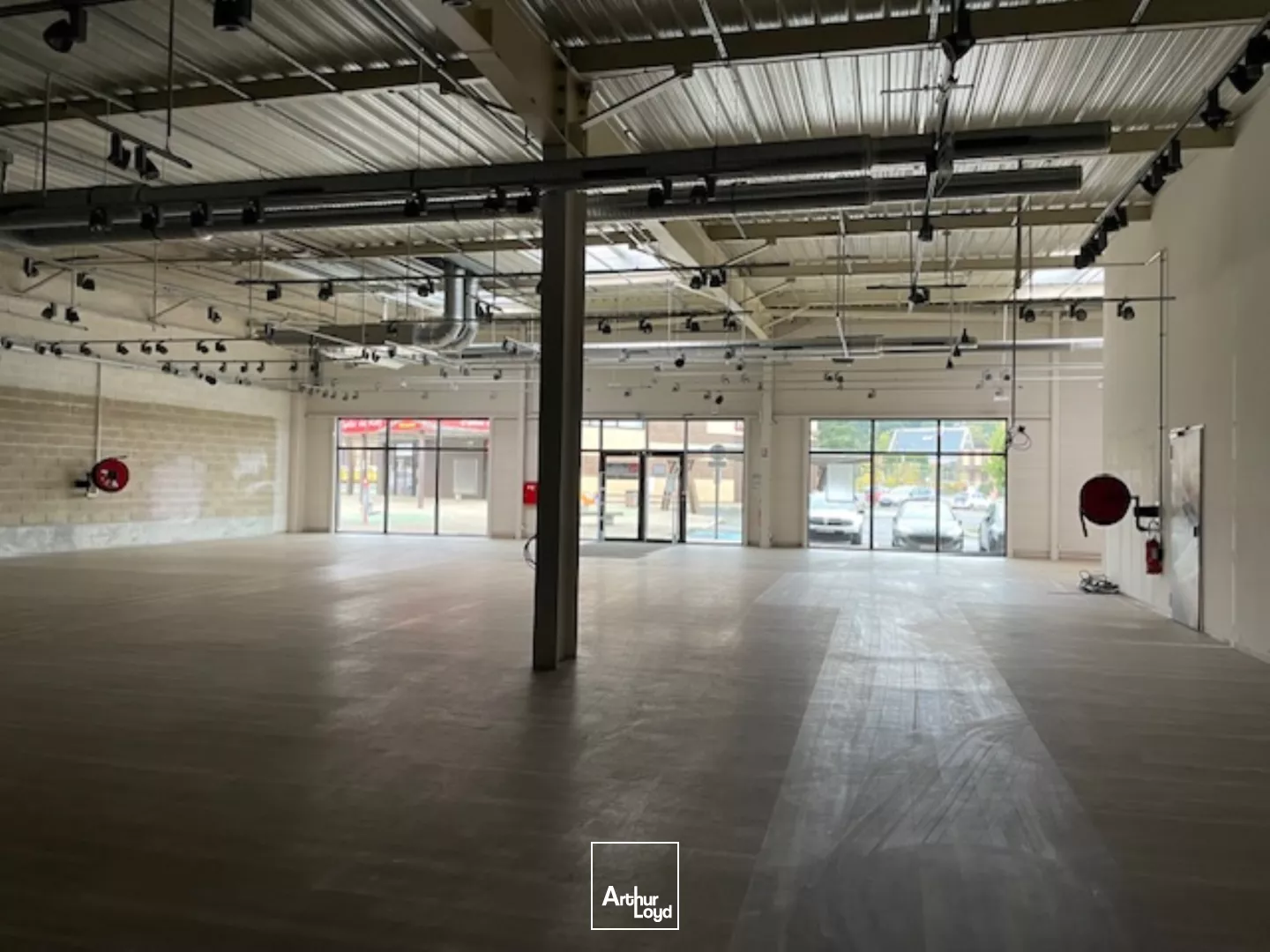 CELLULE COMMERCIALE - 735 m2 - A LOUER - RETAIL PARK SOISSONS